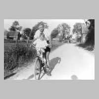 046-0017 Zwei Zietlow Kinder aus Klein Nuhr auf dem Fahrrad..jpg